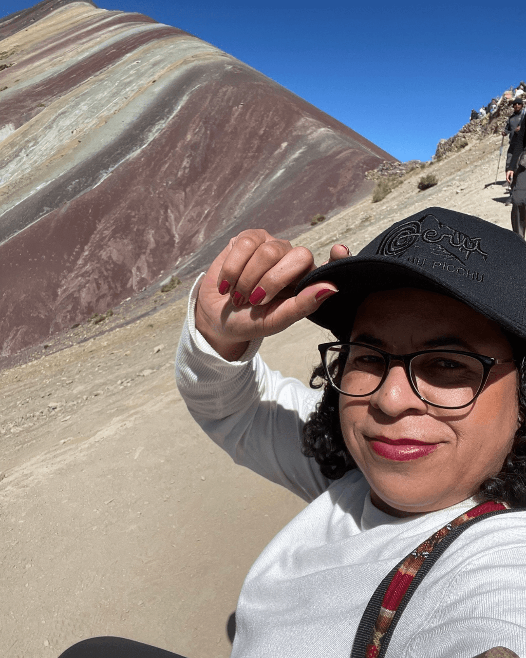Três viajantes saltando no Salar de Uyuni durante o pôr do sol