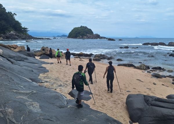 Trilha das Praias Selvagens do Guarujá com Saída de São Paulo - 1 dia